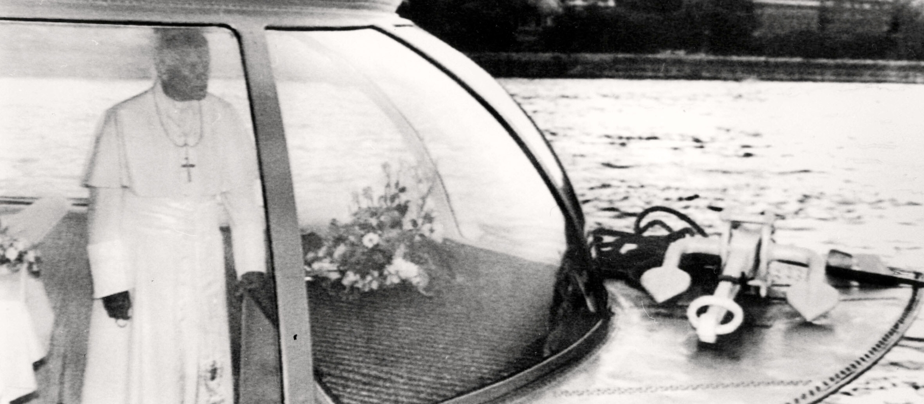 Nach einem Besuch am Grab Kardinal Mindszentys in der Basilika von Esztergom (im Hintergrund) fuhr Johannes Paul II. am Freitag, den 16.8.1991, mit einem Schnellboot auf der Donau nach Budapest.