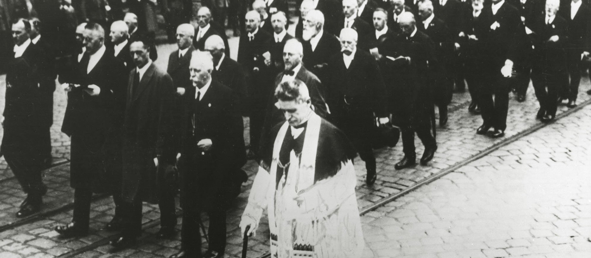 Pater Rupert Mayer SJ bei der Münchener Fronleichnamsprozession.