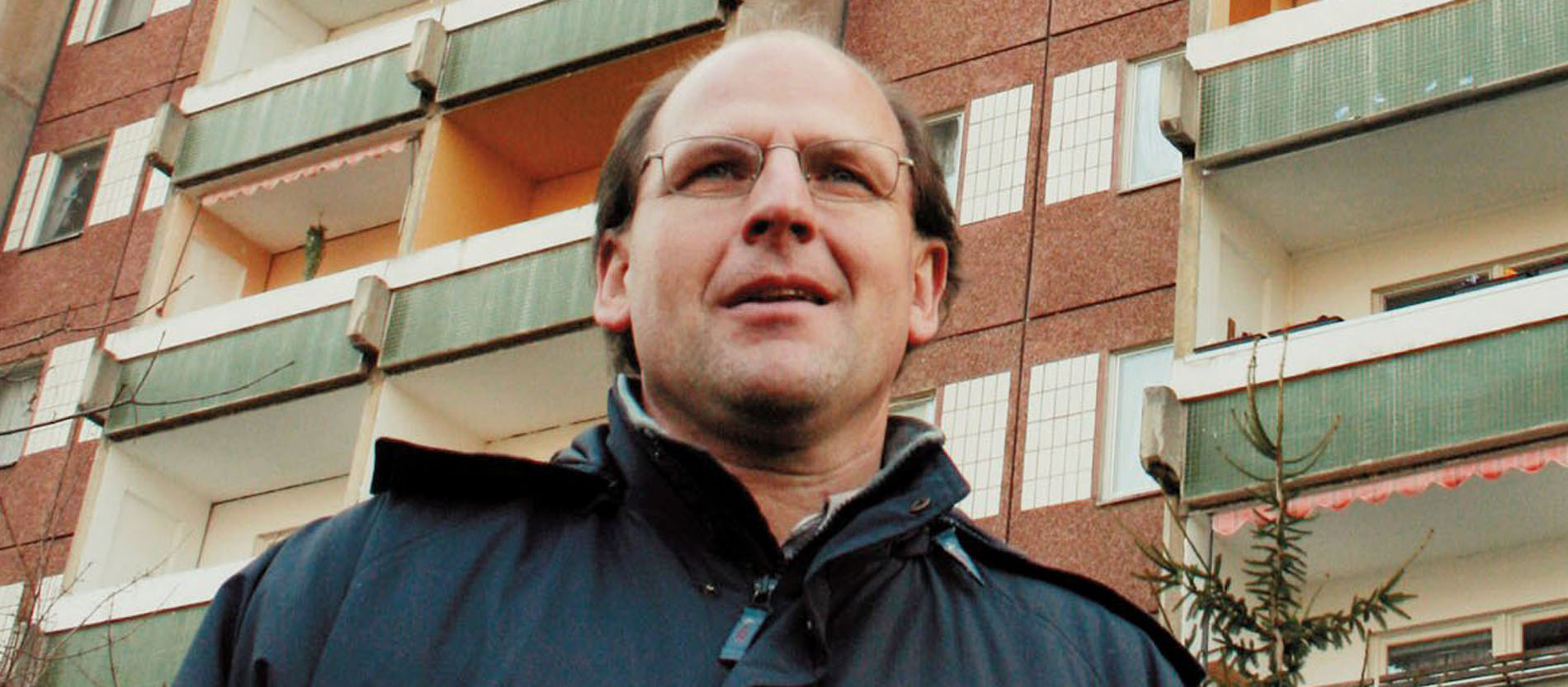 Andreas Knapp ist Priester und Dichter und lebt in der Gemeinschaft der Kleinen Brüder vom Evangelium in Leipzig in einer Plattenbausiedlung. Er ist als Gefängnisseelsorger und ehrenamtlich in der Pastoral tätig. 