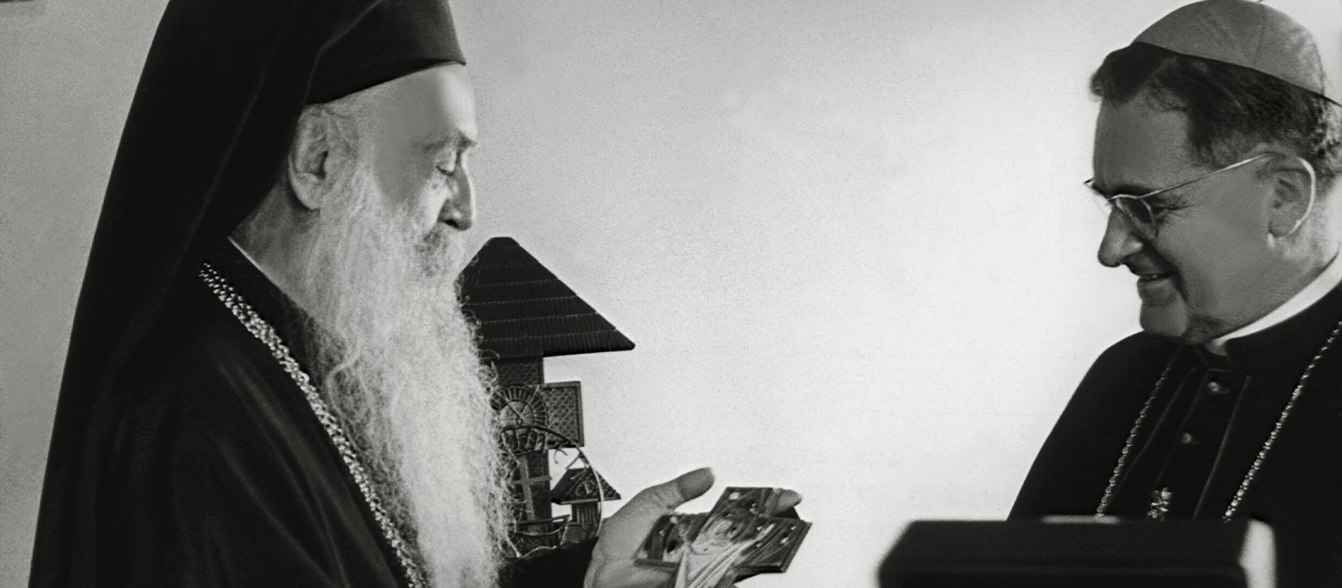 Patriarch Athenagoras überreicht Kardinal Julius Döpfner ein Kreuz