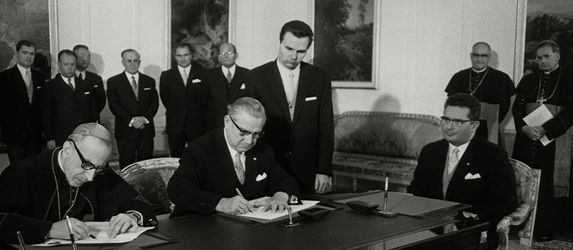 Unterzeichnung des Vertrags am 7. Oktober 1968 in München