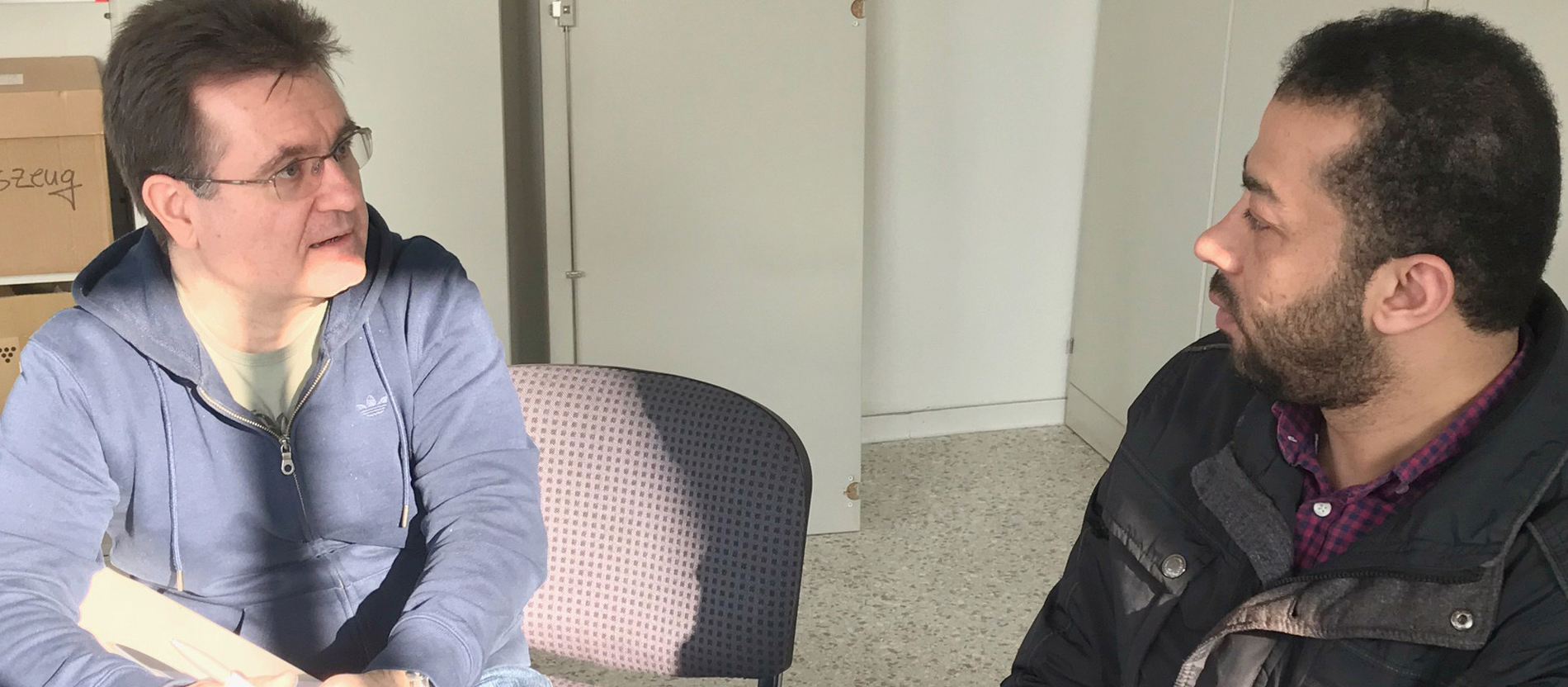 Fared E. (r.), Flüchtling aus Syrien, und Thomas Thieme, Mitarbeiter der Caritas. 