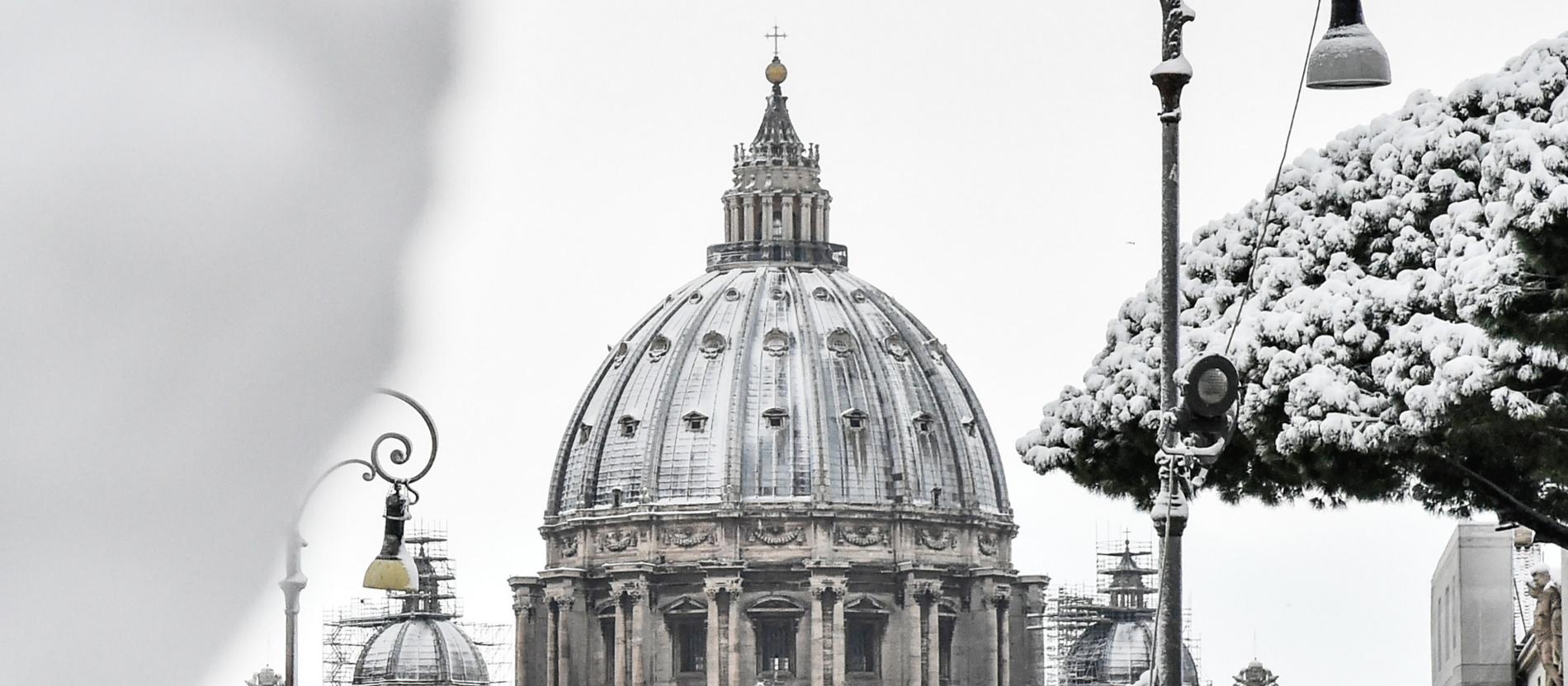schneebedeckter Petersdom 