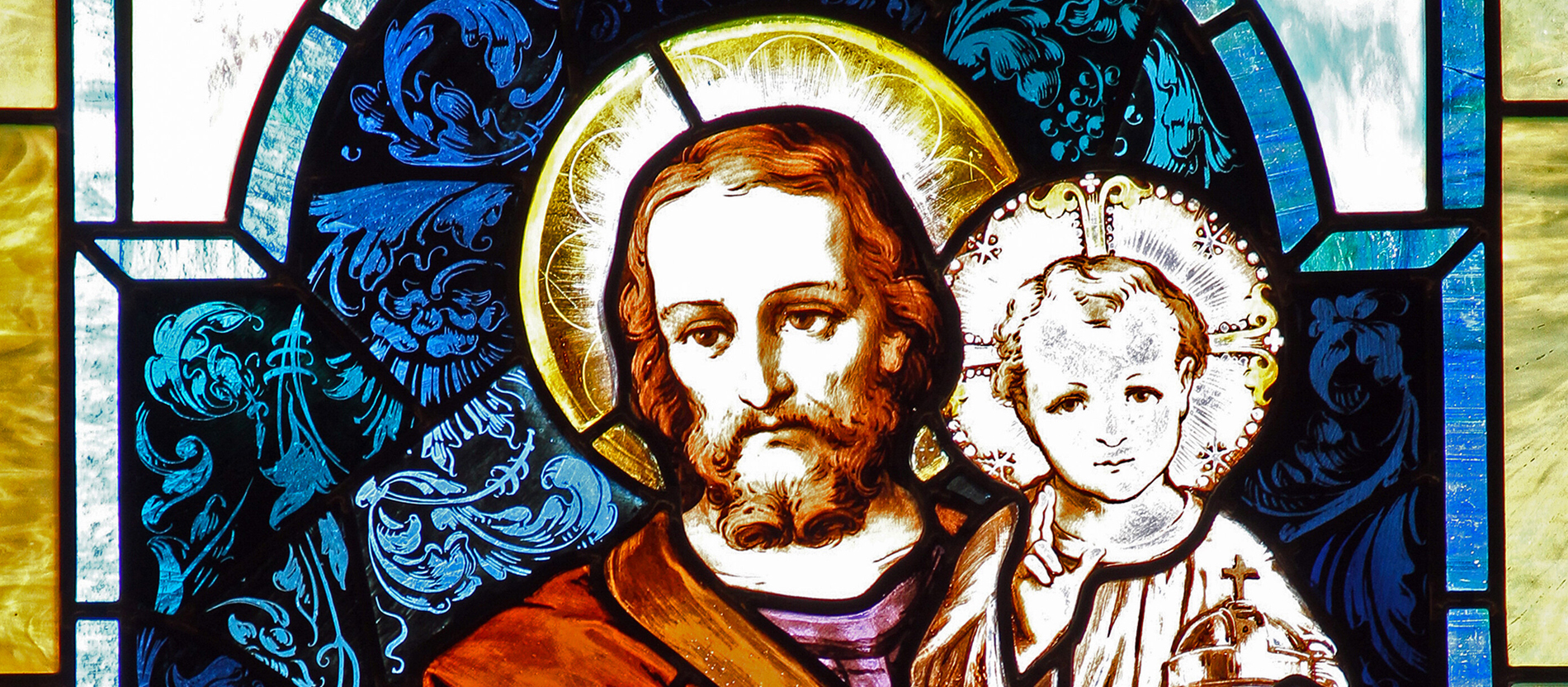 Ein buntes Kirchenfenster zeigt den heiligen Josef mit dem Jesuskind auf dem Arm in Westhampton Beach (USA).