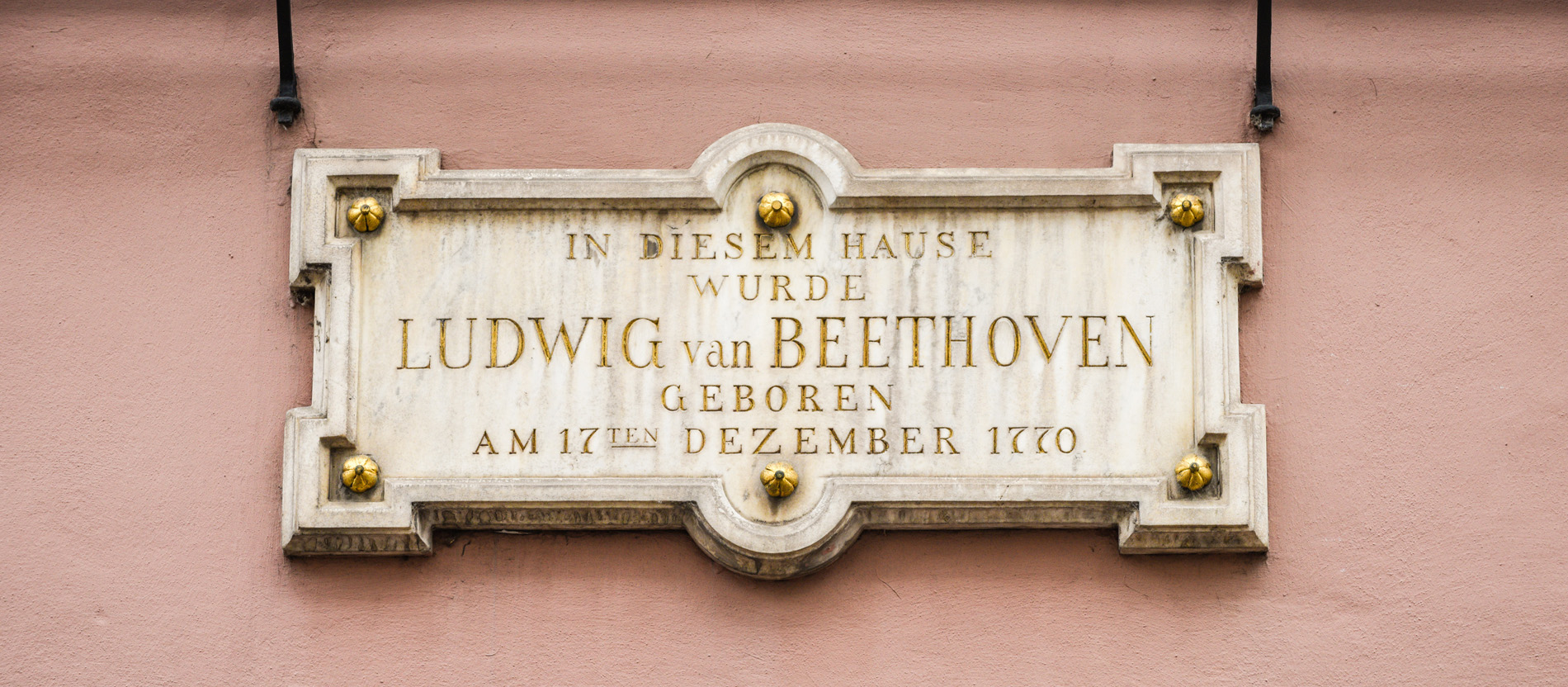 Die Marmortafel mit der Aufschrift 