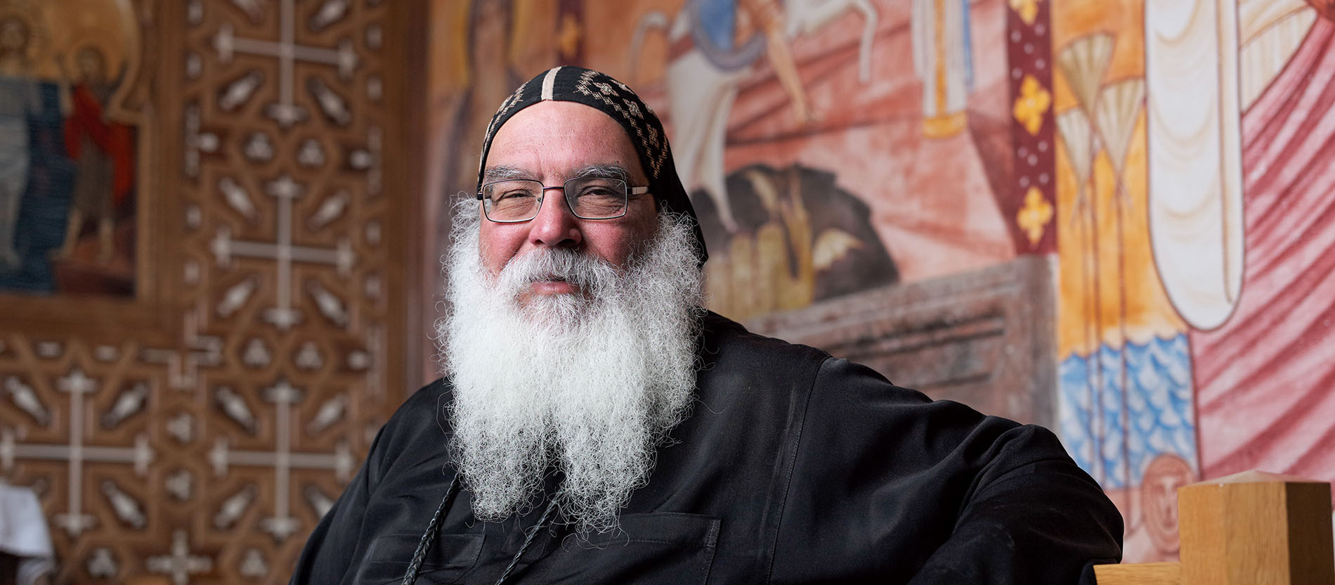 Generalbischof Anba Damian sitzt in der Kirche