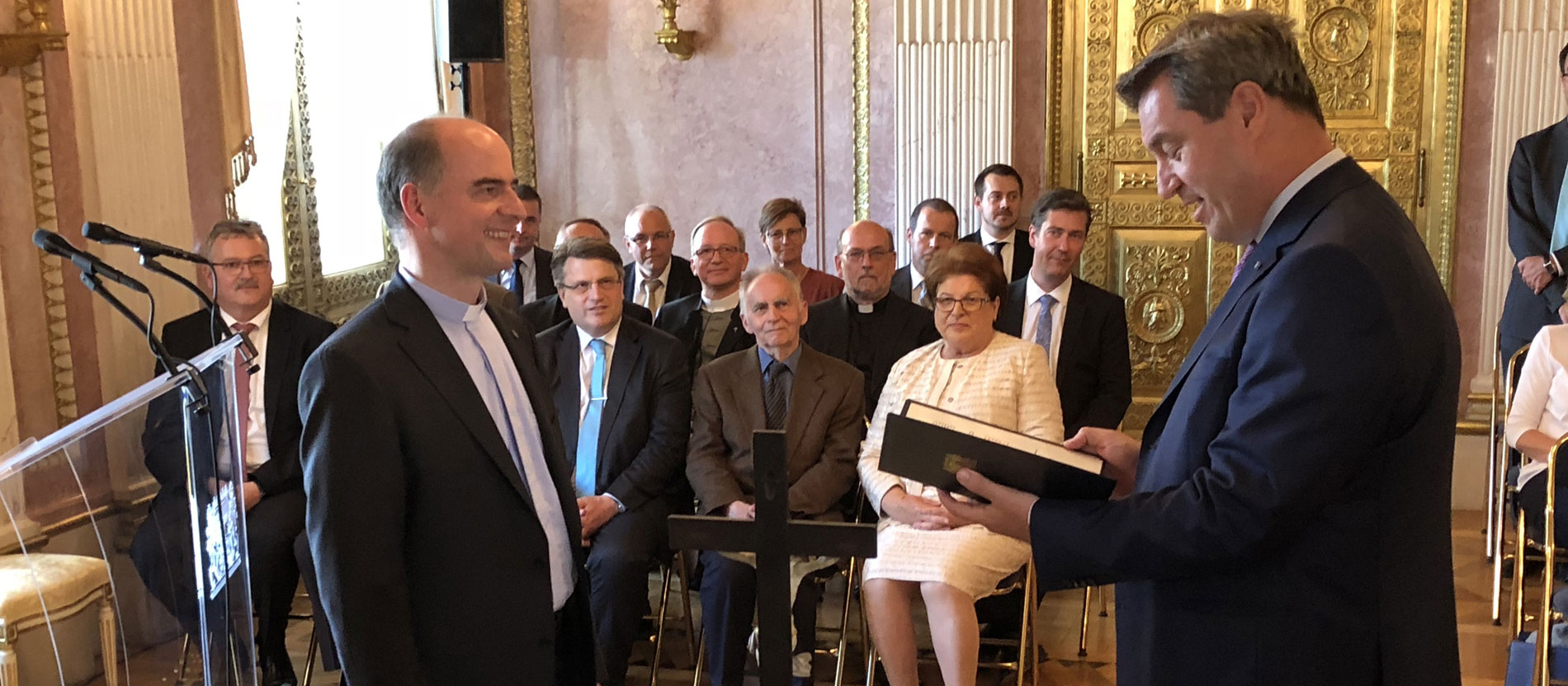 Der ernannte Bischof von Würzburg, Franz Jung, legt den Eid vor Bayerns Ministerpräsident Markus Söder ab
