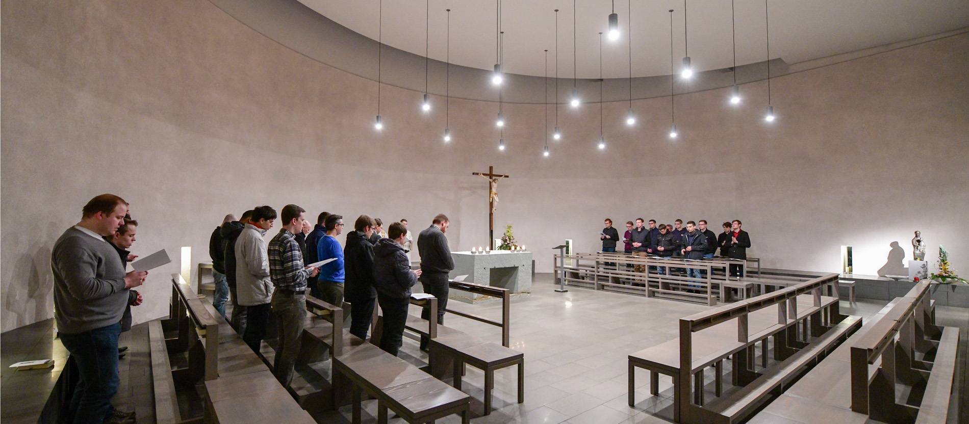 Seminaristen und Theologiestudenten bei einer morgendlichen Andacht in der Kapelle der Philosophisch-Theologischen Hochschule Sankt Georgen in Frankfurt am Main.