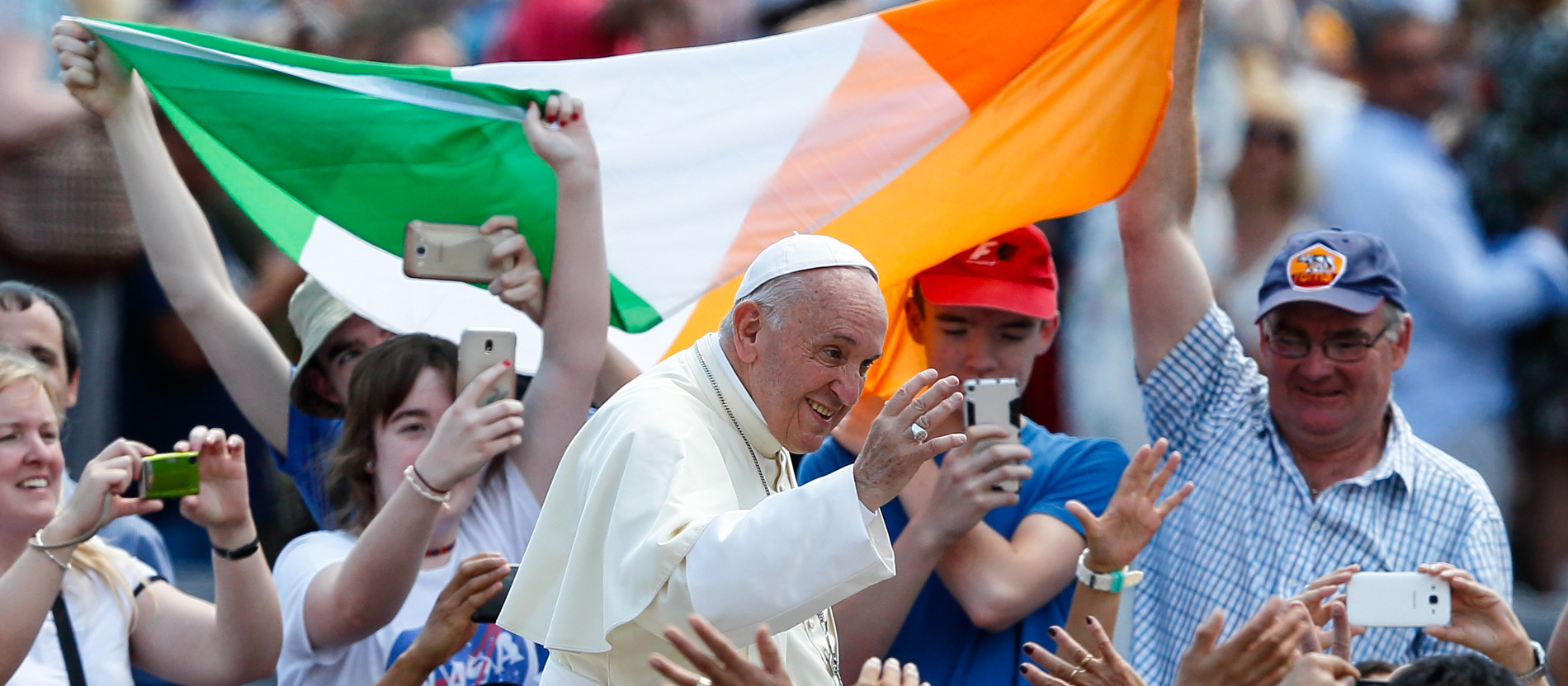Papst Franziskus vor Irlandflagge
