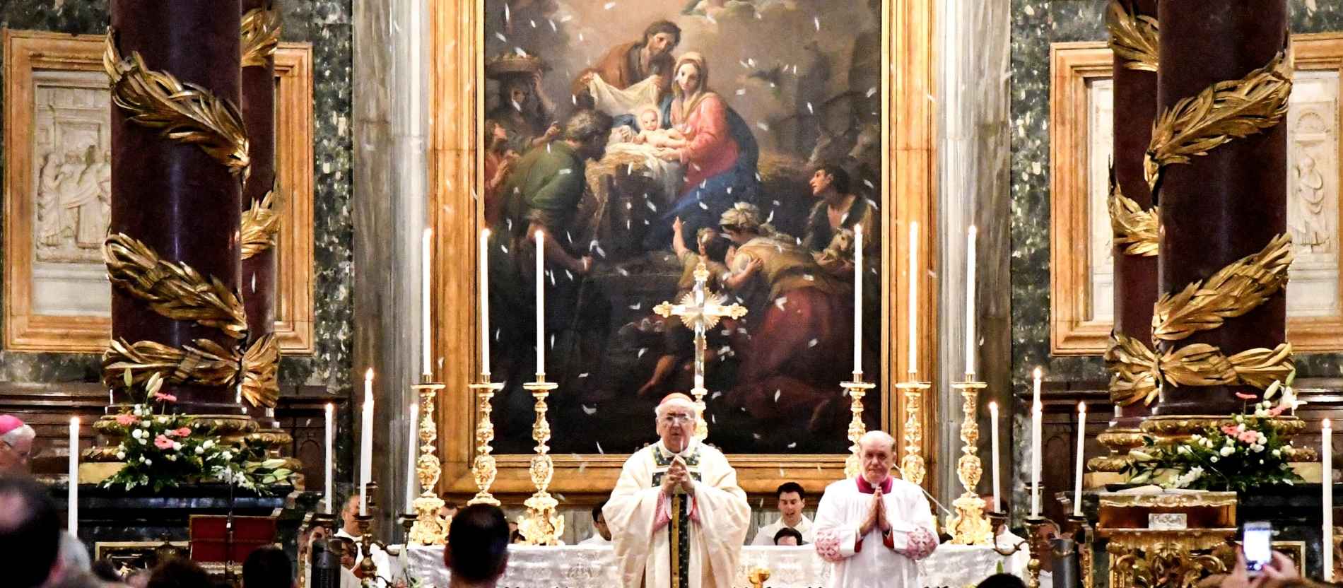 Kardinal Stanislaw Rylko vor dem Altar von Santa Maria Maggiore, Blütenregen im Hintergrund