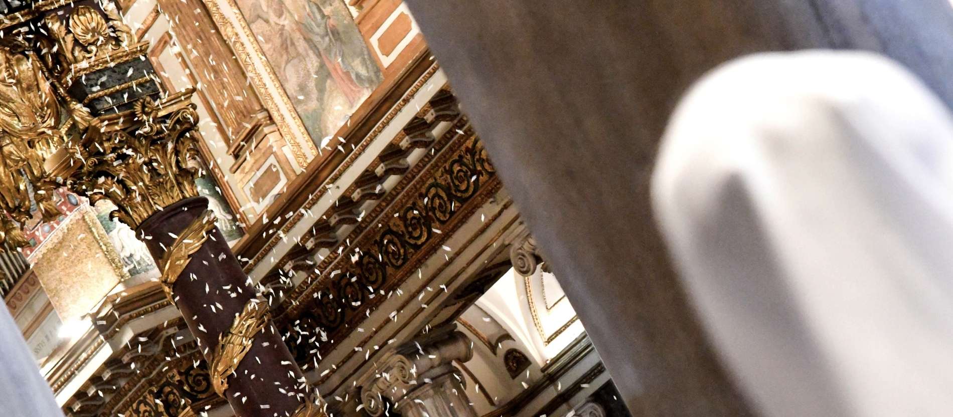 Habit einer Ordensfrau im Vordergrund, Santa Maria Maggiore mit Blütenregen im Hintergrund
