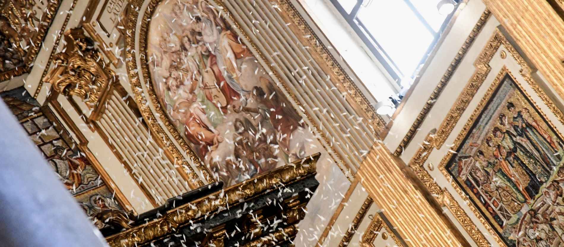 weiße Rosenblätter regnen in der Kirche Santa Maria Maggiore