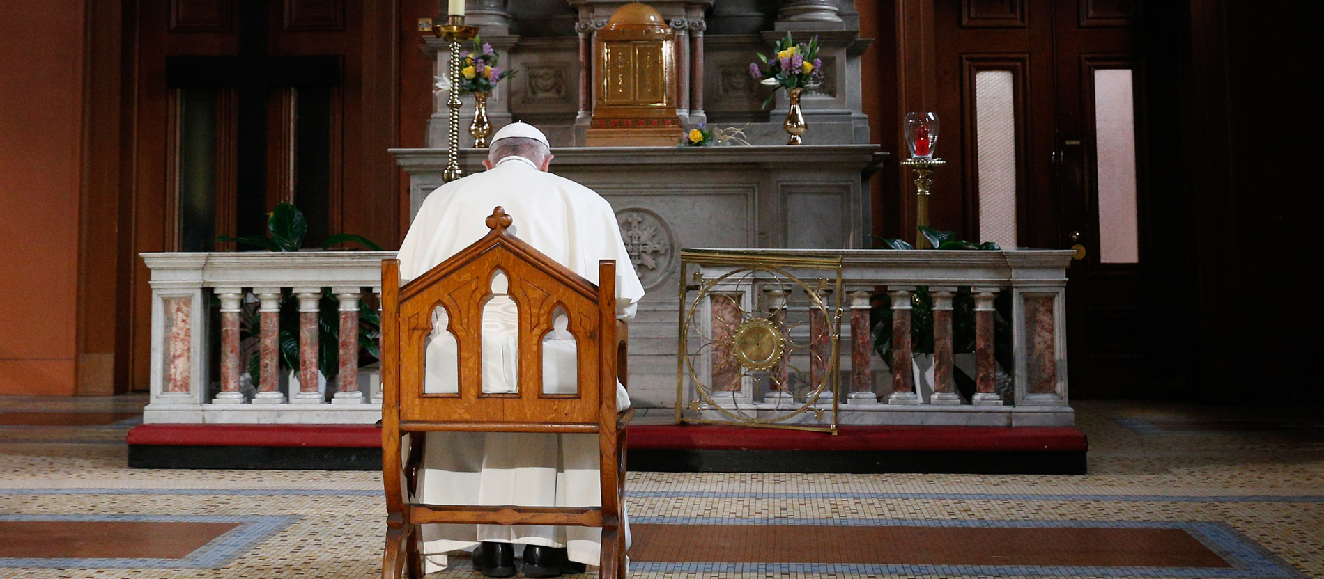 Papst Franziskus betet in der Saint Mary's Pro-Cathedral in Dublin für Missbrauchsopfer
