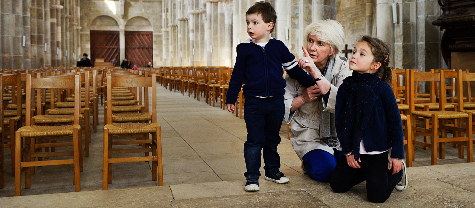 Eine Großmutter zeigt ihren kleinen Enkeln eine Kirche.