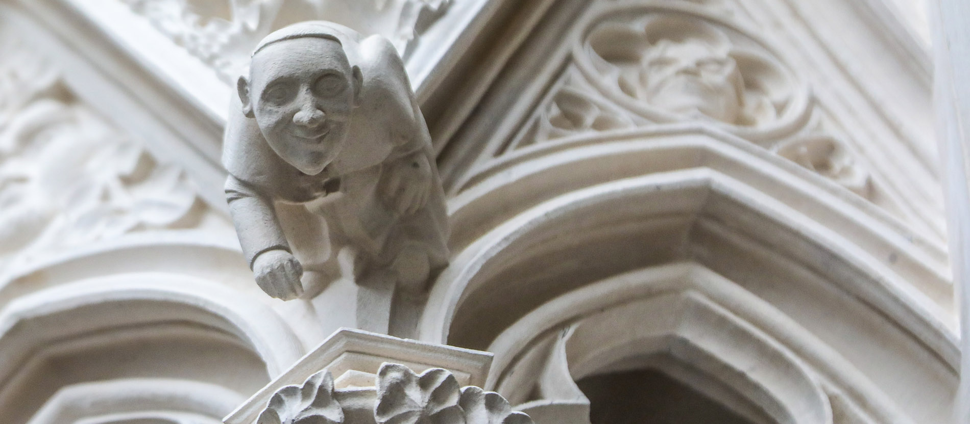 Eine weiße steinernde Figur in der Gestalt von Papst Franziskus