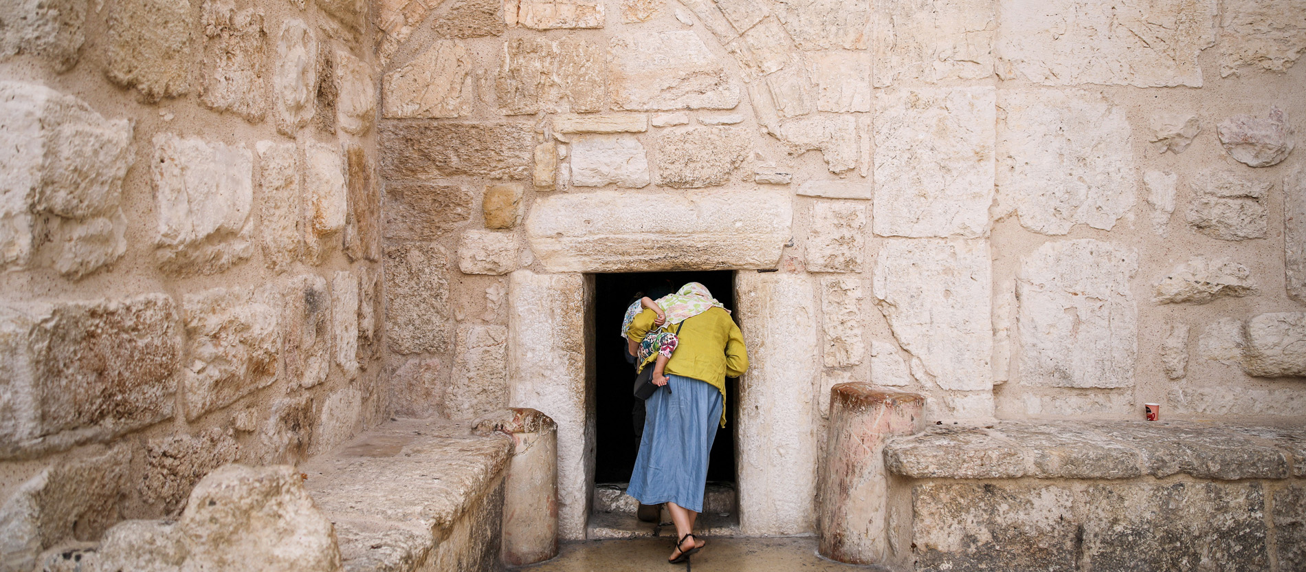 Eine Frau geht durch die sog. Demutspforte in die Bethlehemer Geburtskirche.