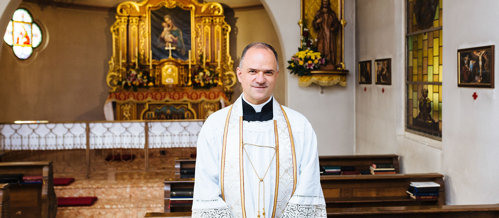 Pater Davide Pagliarani, Generaloberer der Priesterbruderschaft St. Pius X., mit Albe und Stola am 14. November 2018 in der Kapelle im Generalhaus der Piusbrüder in Menzingen (Schweiz).
