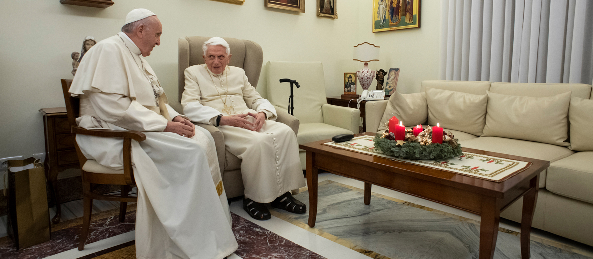 Franziskus besucht Benedikt XVI. zum traditionellen Weihnachtsbesuch. 