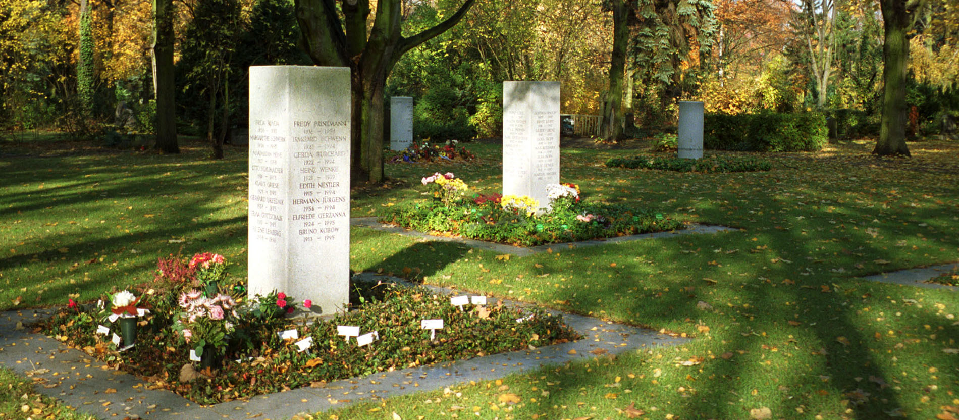 Gräberfeld auf einem Friedhof.