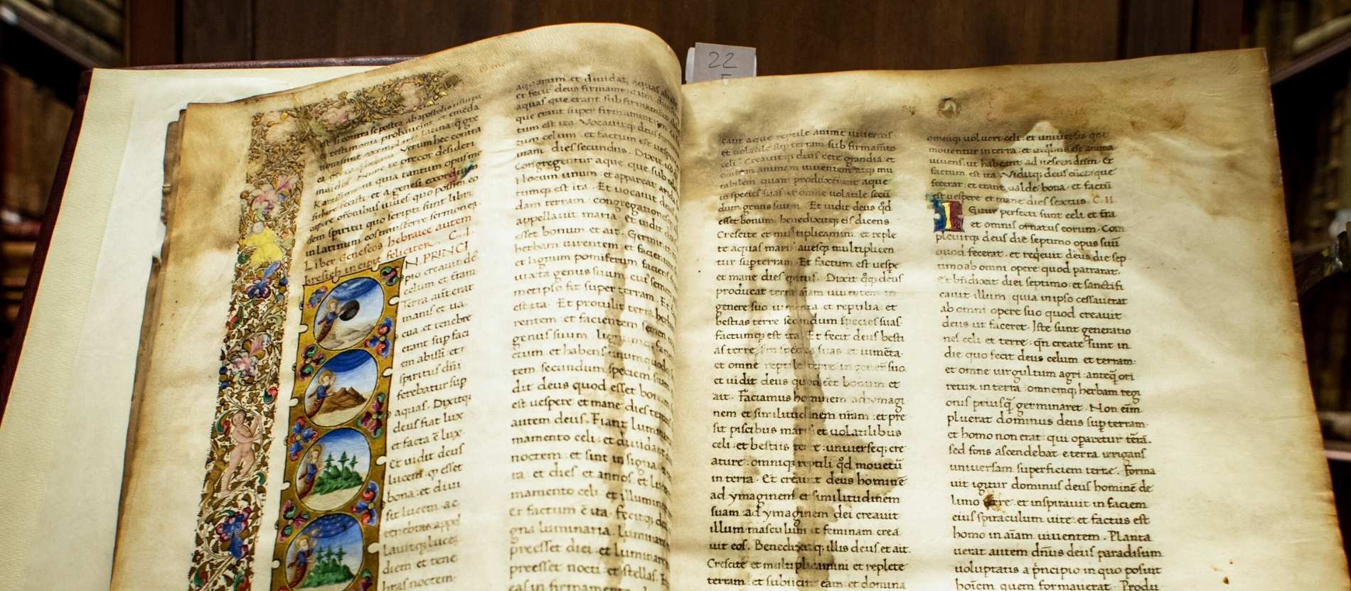 aufgeschlagene alte Bibel in lateinischer Sprache