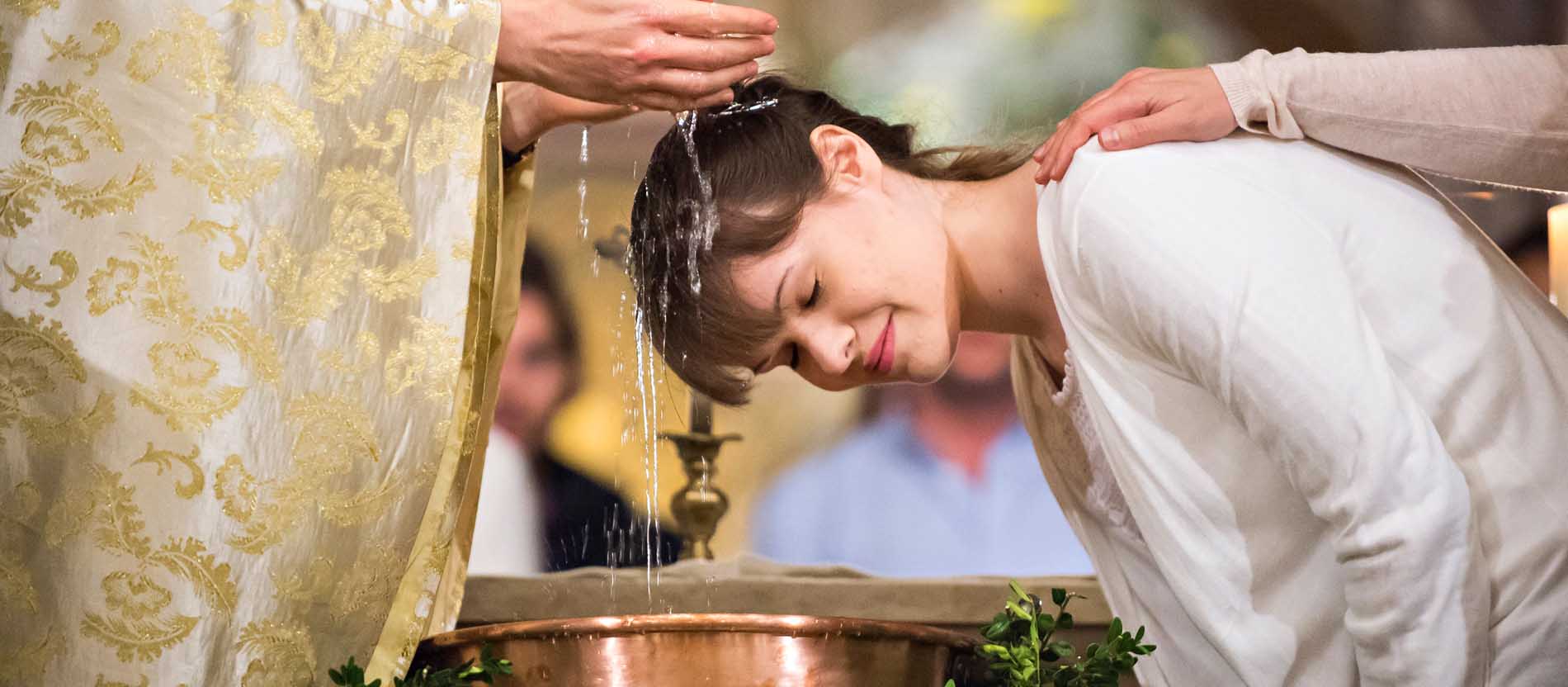 Erwachsene Frau wird getauft