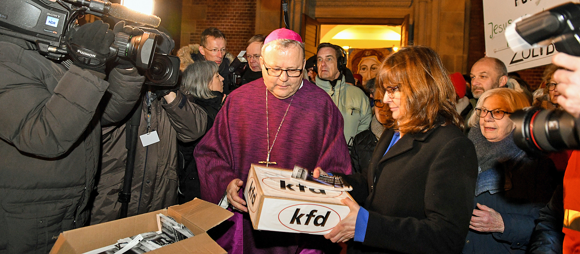 "Kein Amt für Täter" – kfd demonstriert für Kirchenreformen