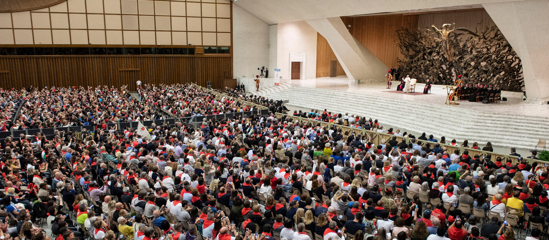 Papst Franziskus empfängt Menschen in der Audienzhalle Paul VI.
