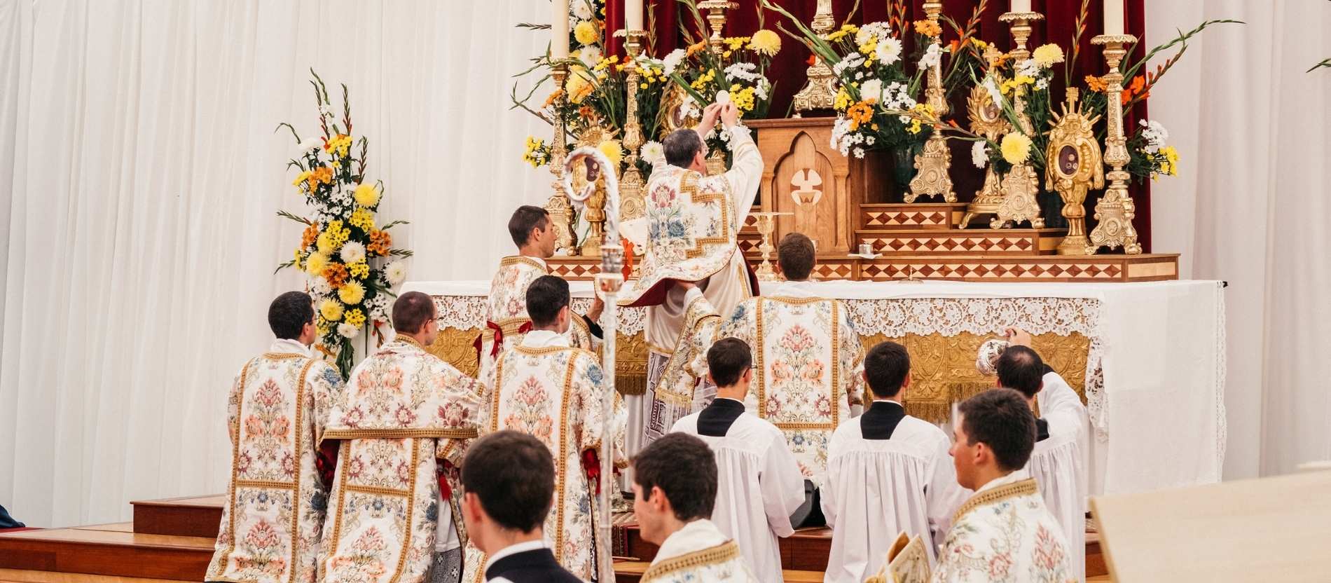 Elevation während der Messe im tridentinischen Ritus