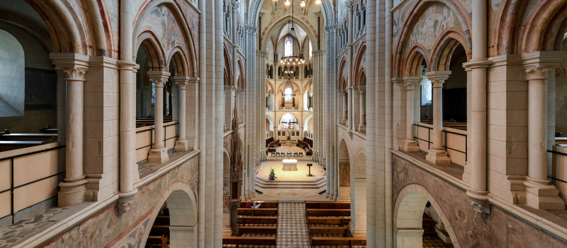 Innenansicht des Hauptschiffs einer Kathedrale
