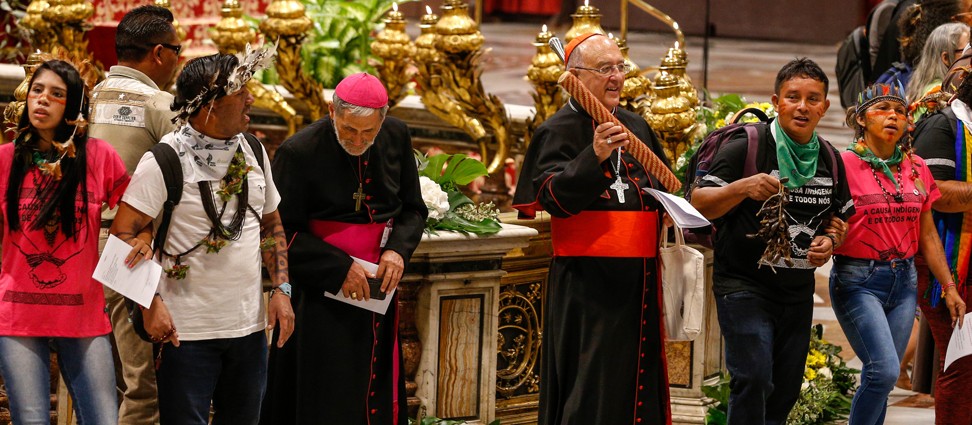 Kirchenvertreter und Indigene singen gemeinsam bei der Eröffnung der Amazonas-Synode im Petersdom.