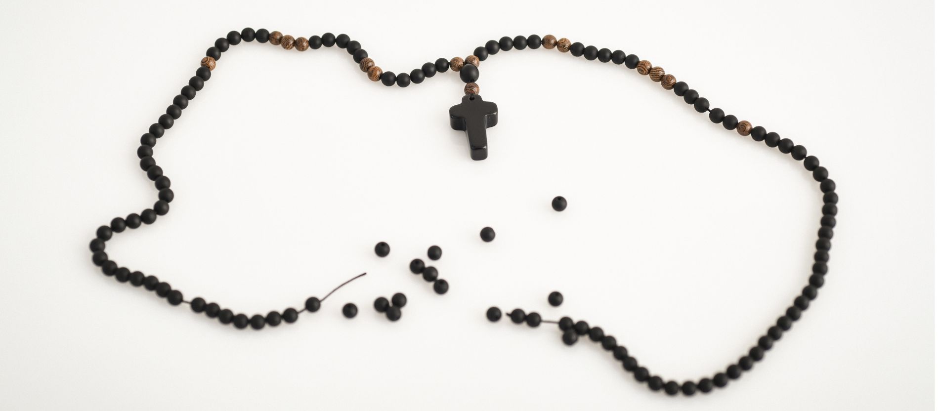 Weltweit zeigte sich: Junge Menschen gingen erst seltener zu Gottesdiensten, maßen Religion dann weniger Bedeutung bei und erklärten schließlich, keiner Religion mehr anzugehören.