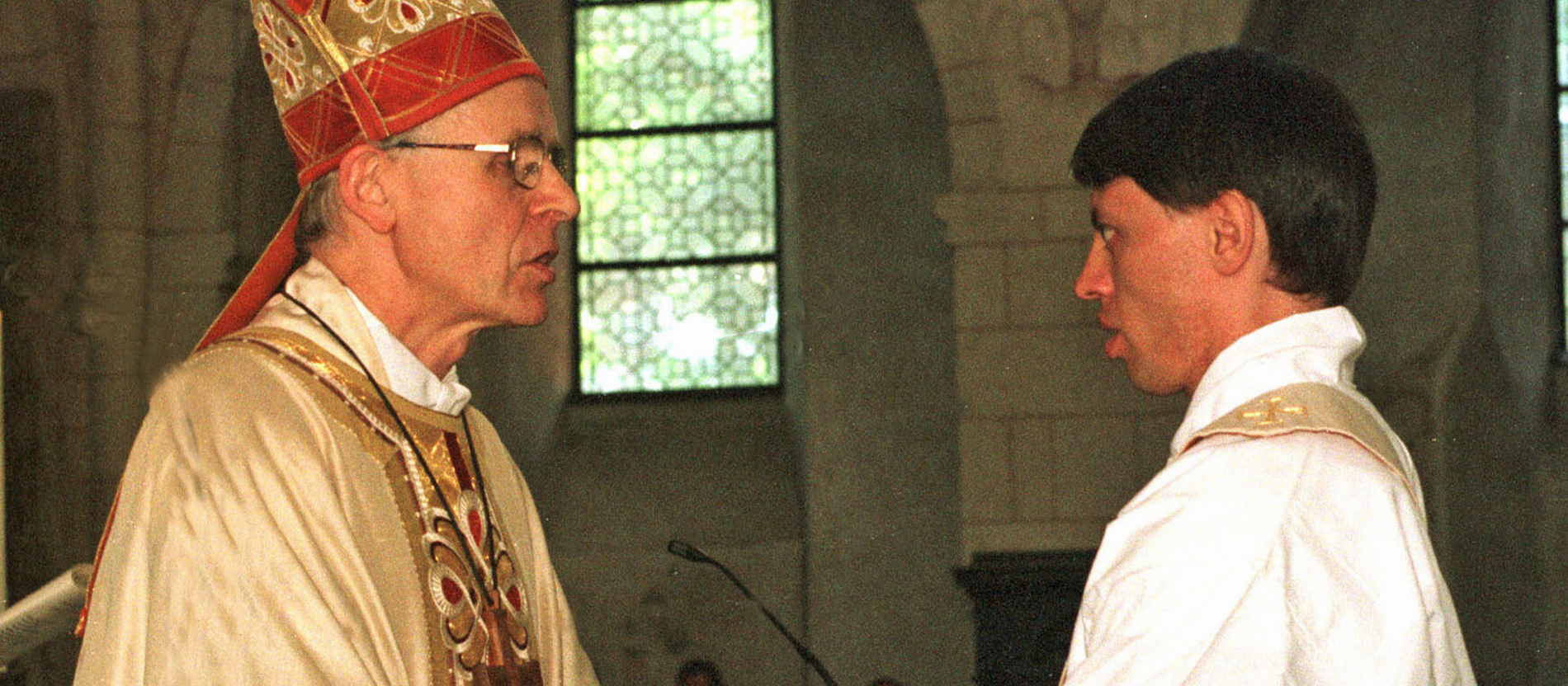 Der Limburger Bischof Franz Kamphaus gratuliert Stefan Müller nach der Priesterweihe.