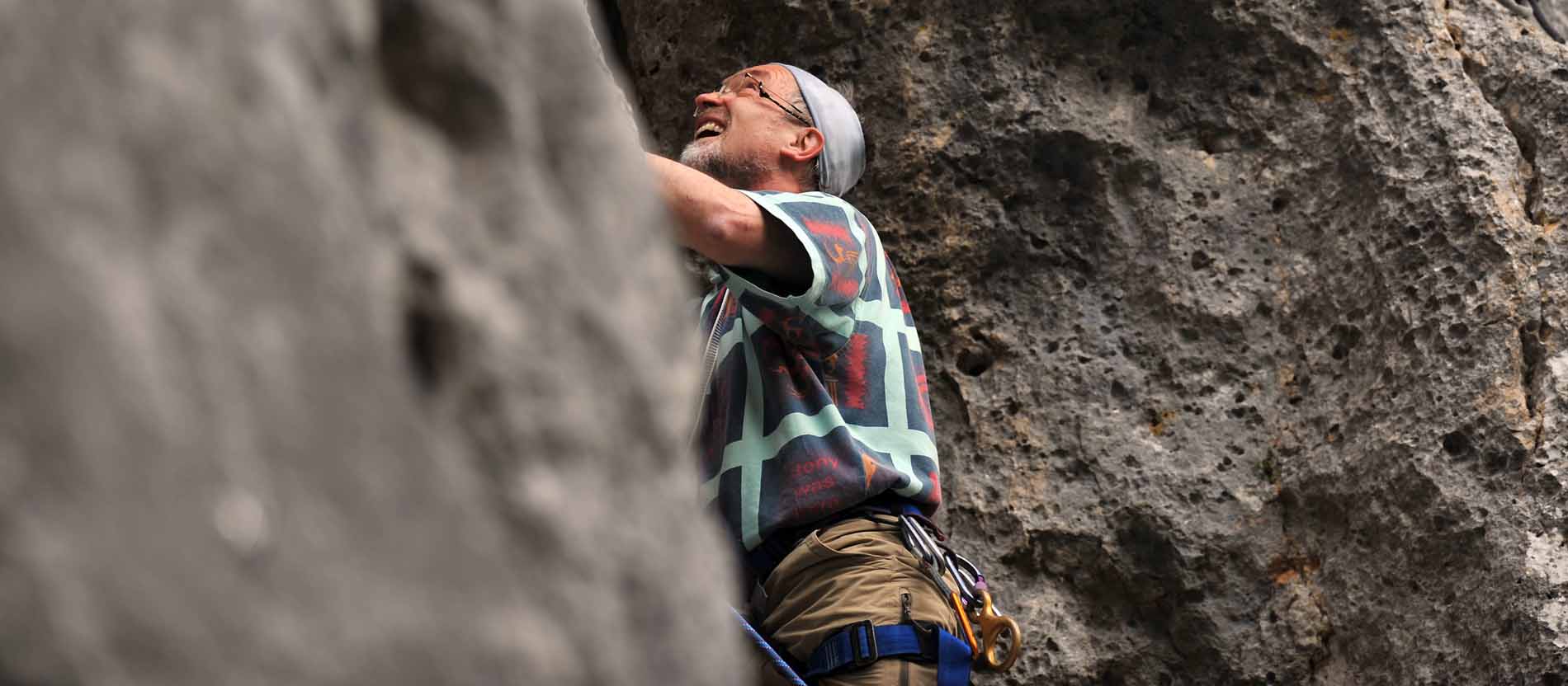 Eichstätter Bischof Gregor Maria Hanke in einer Kletterwand