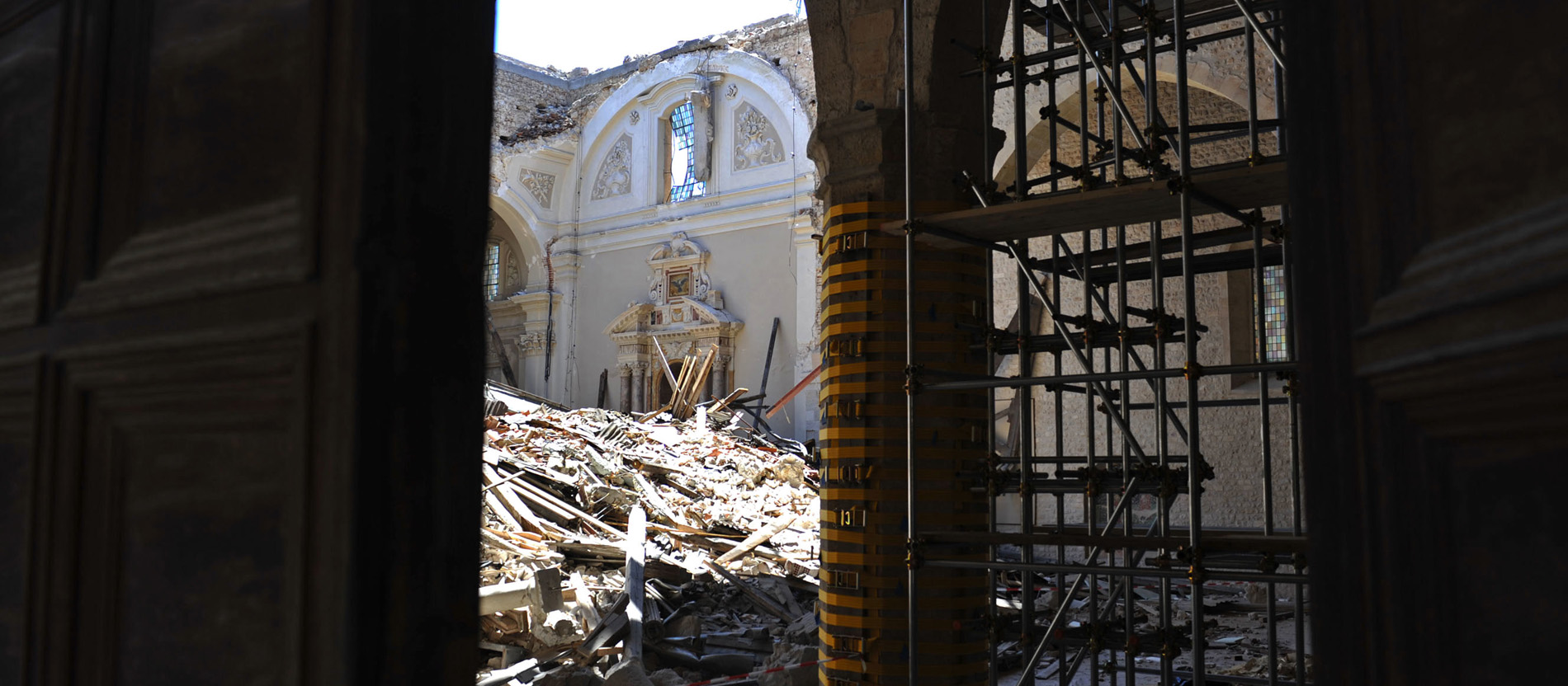 Blick in eine zerstörte Kirche
