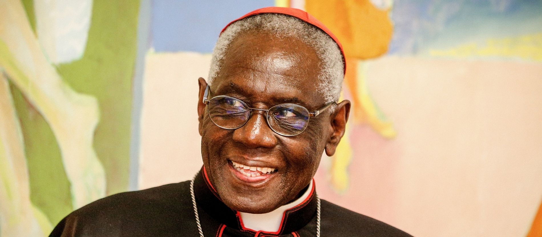 Der aus Guinea stammende Kardinal Robert Sarah lächelt 