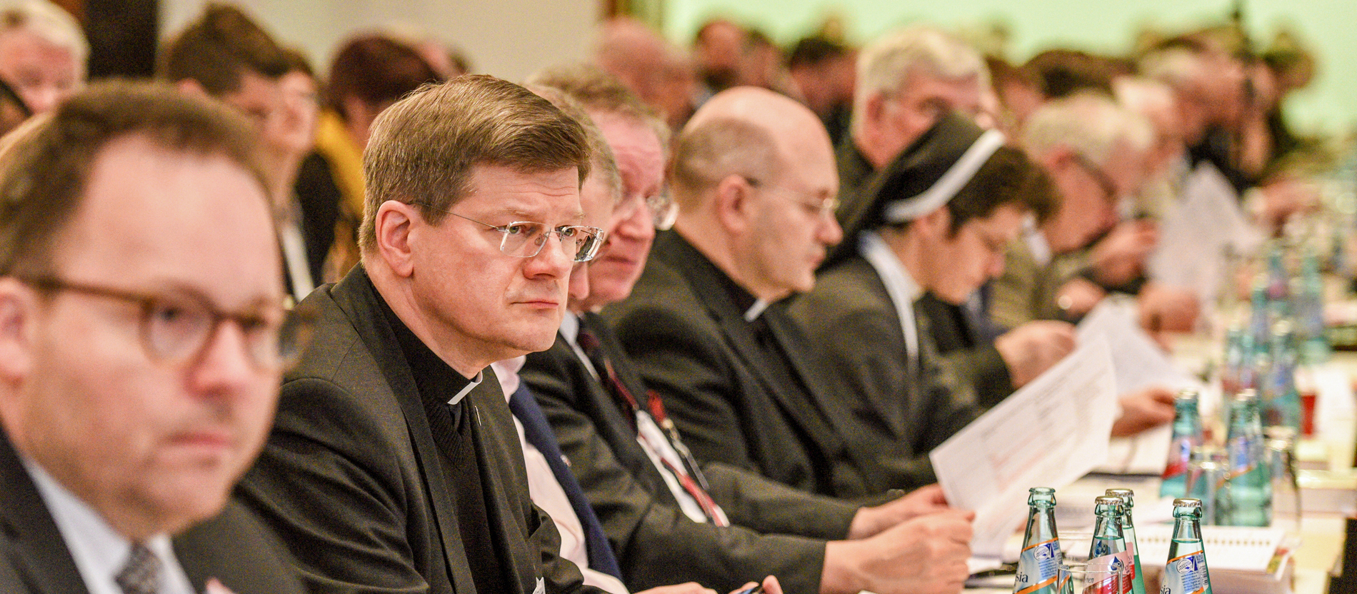 Erzbischof Stephan Burger bei der ersten Synodalversammlung in Frankfurt am Main.