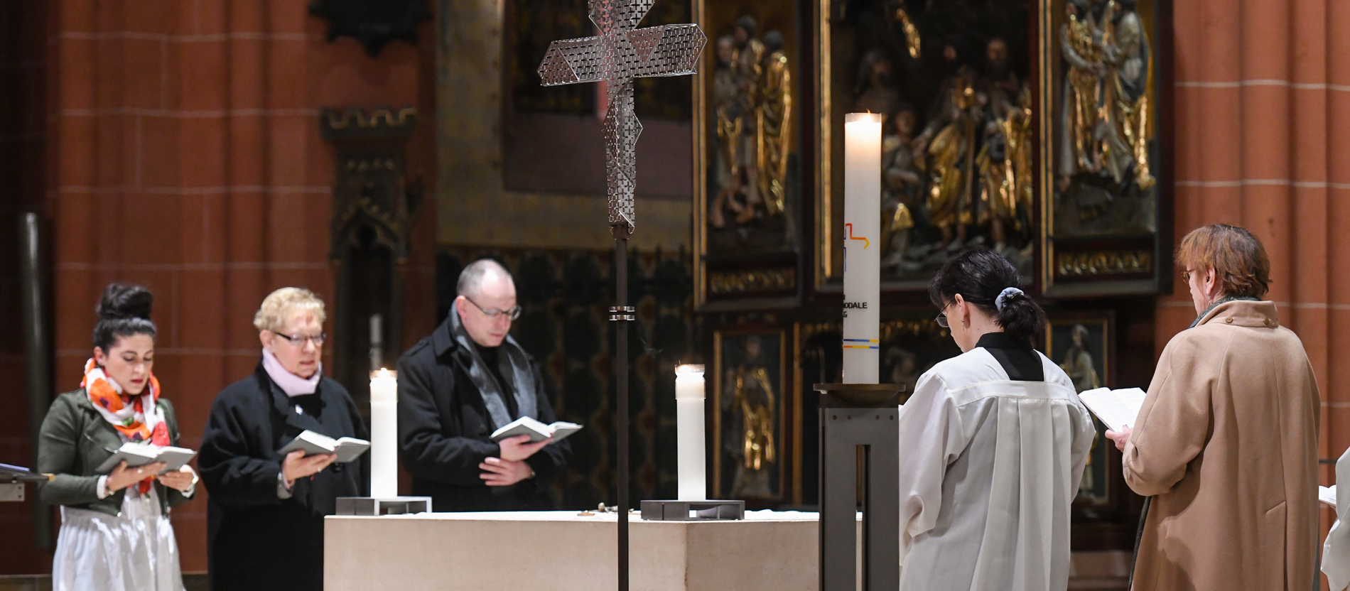 Synodalkreuz am Altar im Frankfurter Dom