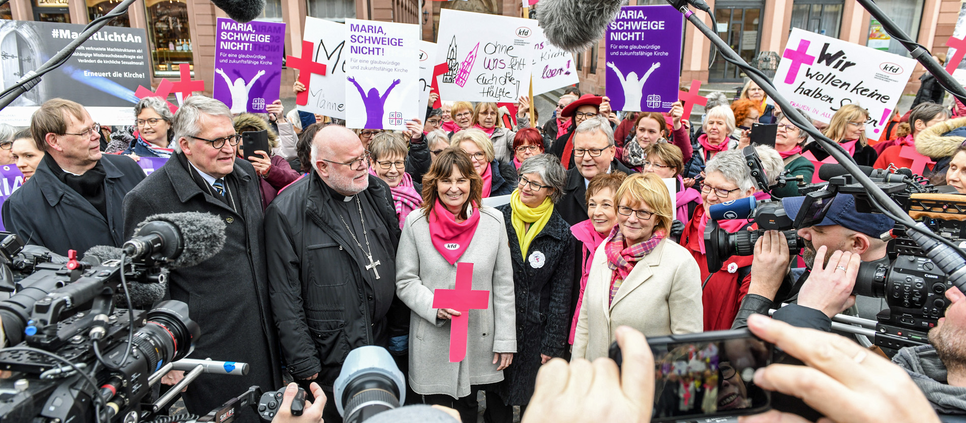 Unterschriftenübergabe in Mainz