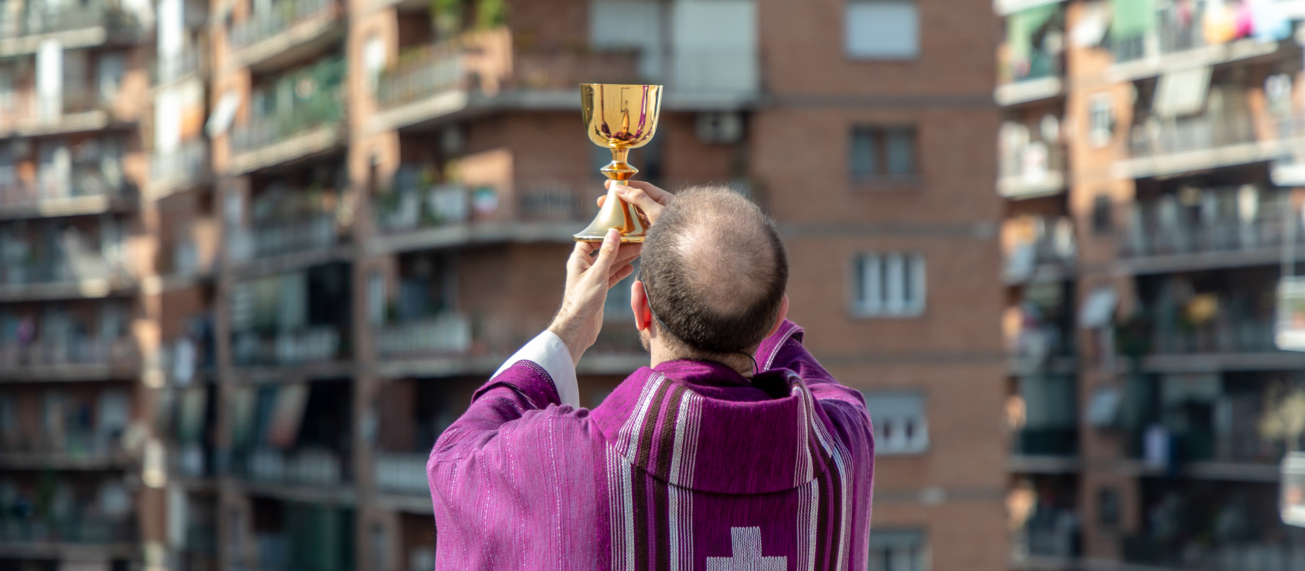 Ein Priester mit Kelch in der Hand