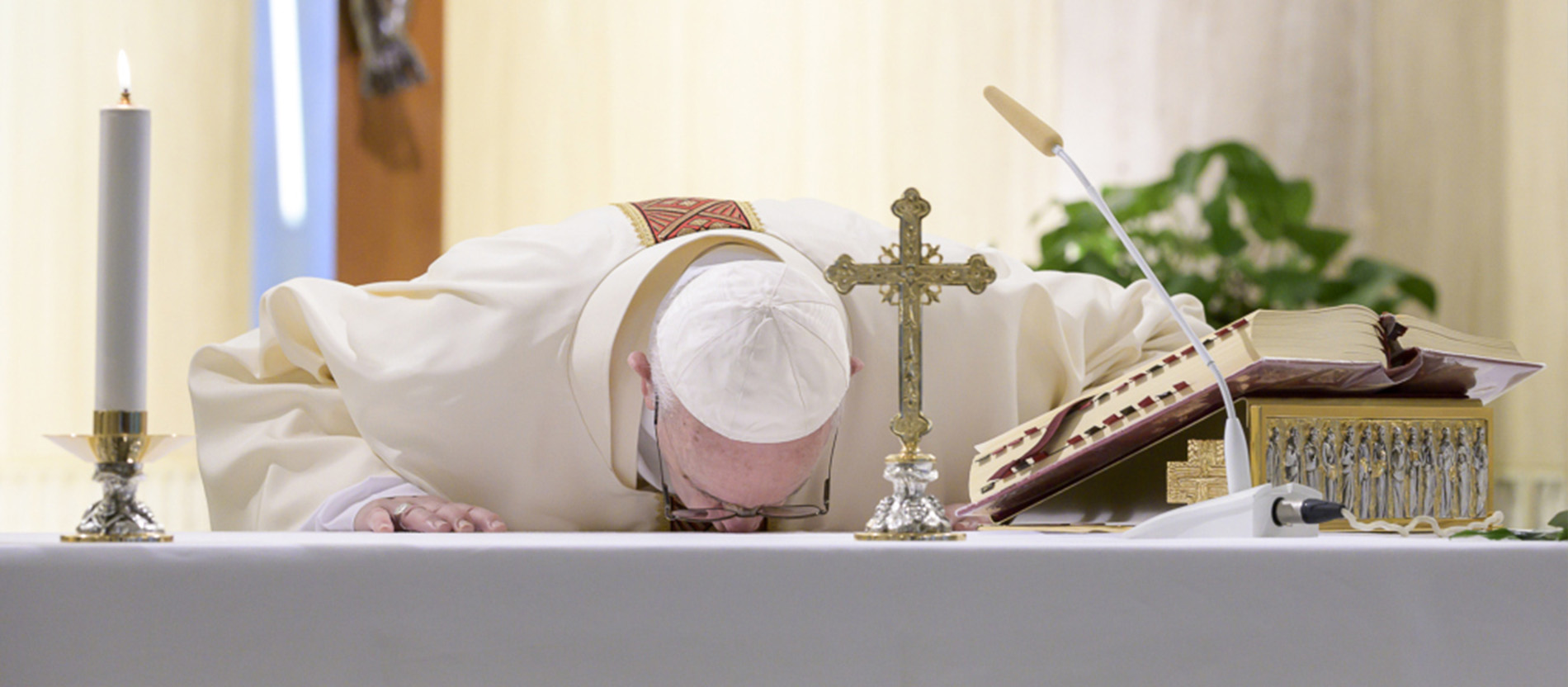 Papst Franziskus küsst den Altar während eines Gottesdienstes