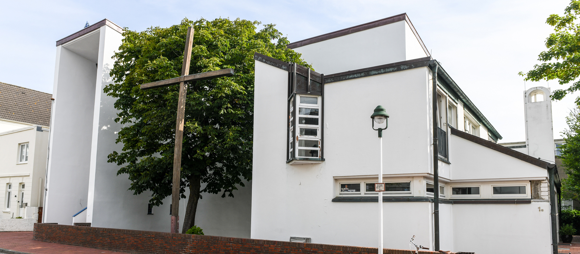 1931 nach Plänen von Dominikus Böhm im Stile der Neuen Sachlichkeit errichtet, ist die Kirche Stella Maris noch heute ein Blickfang für Besucherinnen und Besucher der Insel Norderney. Von 1978 bis 1980 wurde die Kirche um einen Anschlussbau erweitert, um Platz zu schaffen. 