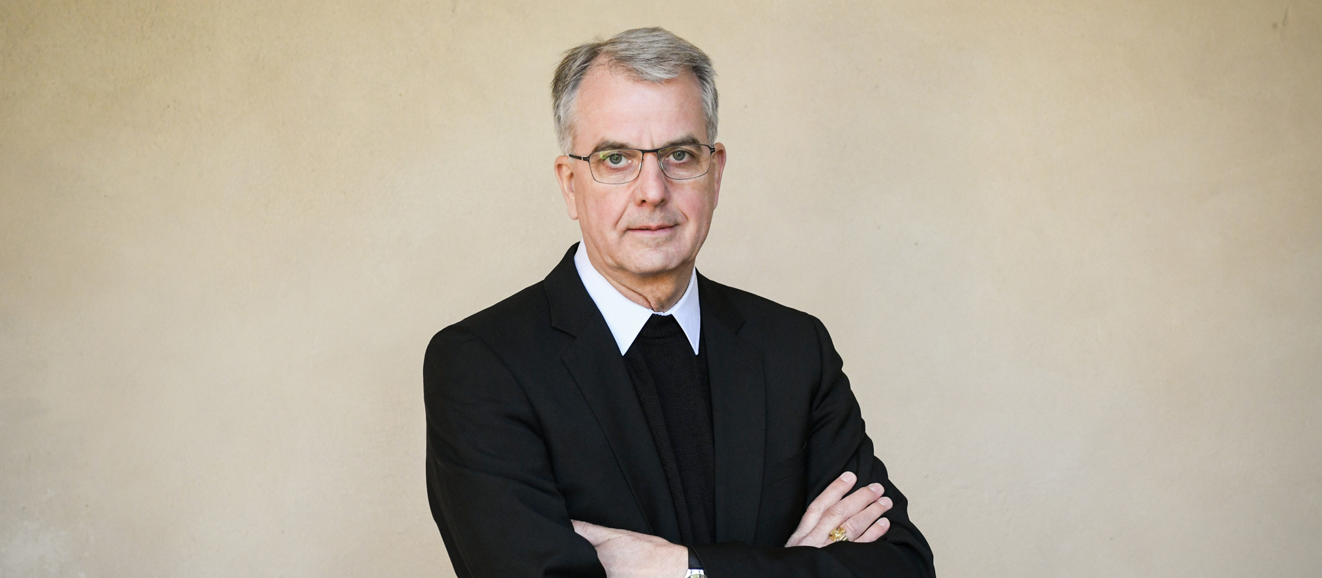Weihbischof Jörg Michael Peters schaut mit verschränkten Armen in die Kamera