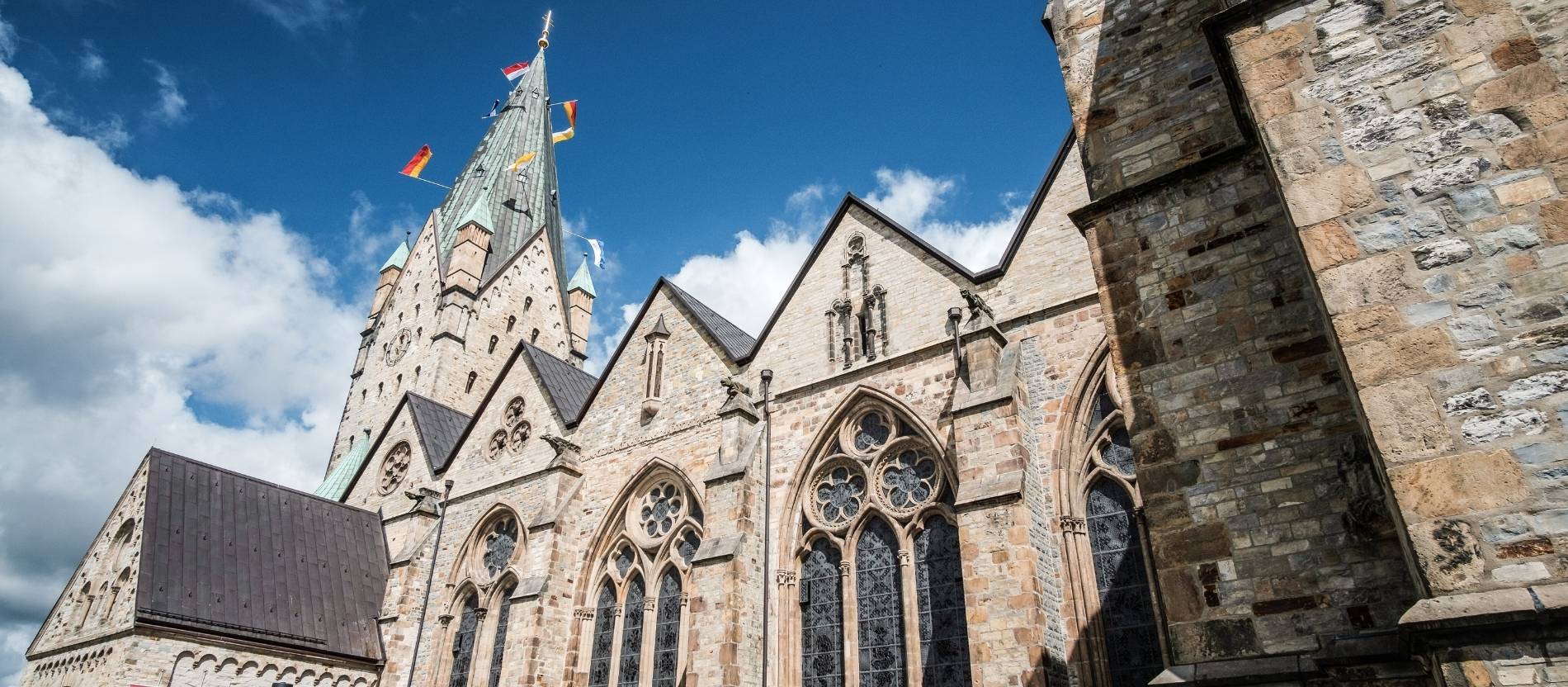 Der Turm des Paderborner Doms ist mit Flaggen festlich geschmückt