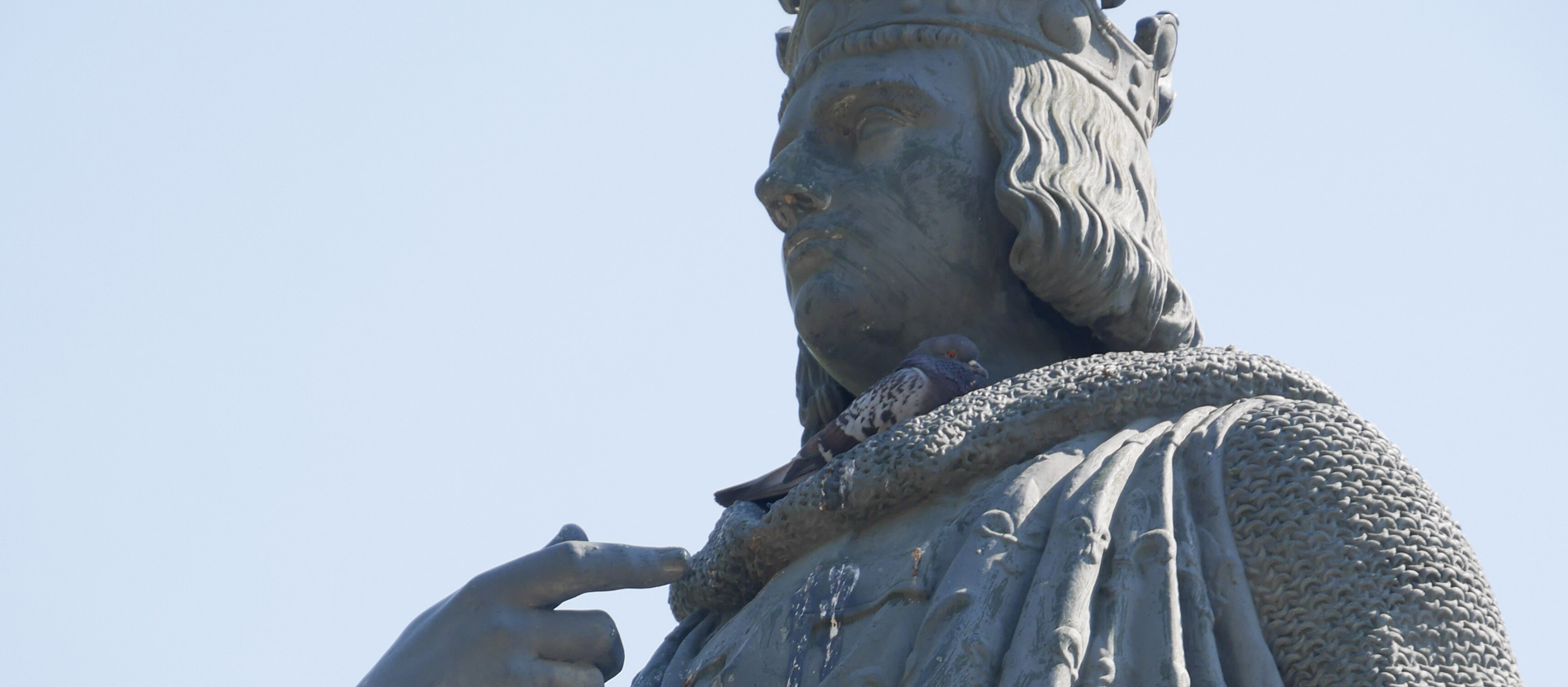 Eine Statue zeigt den französischen König Ludwig IX.