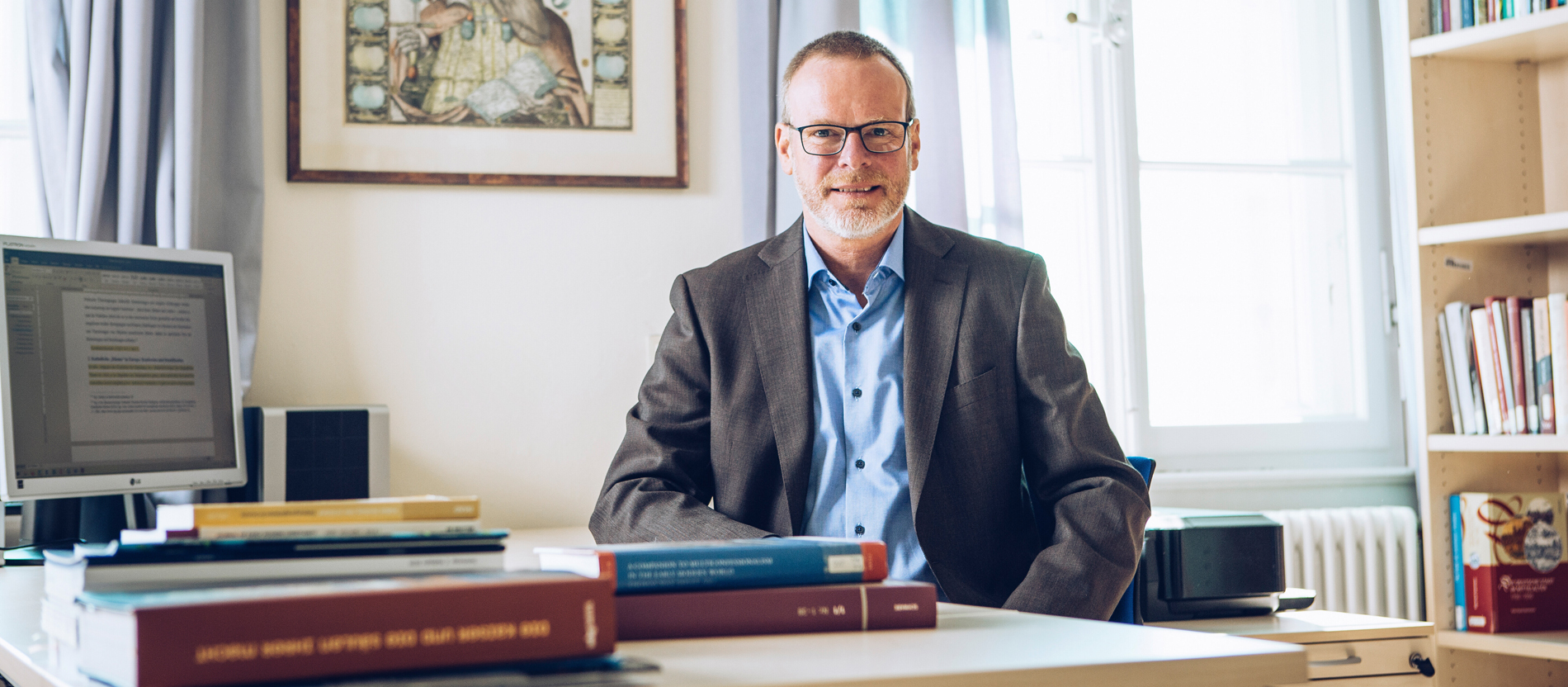 Kirchenhistoriker Andreas Holzem an seinem Schreibtisch