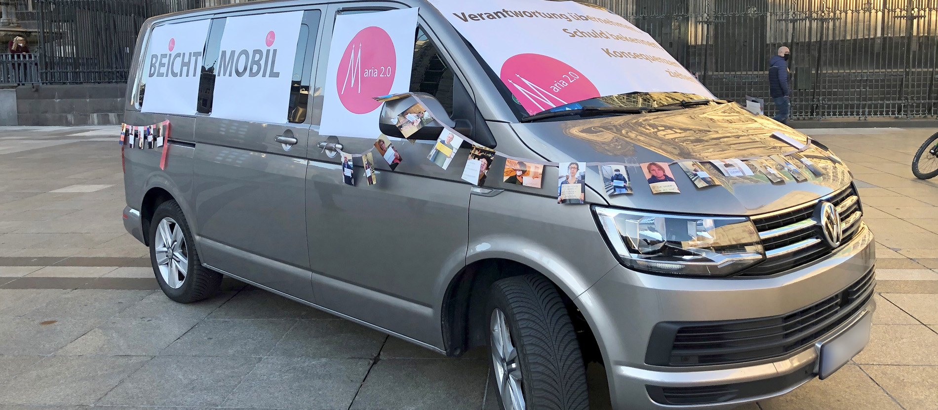 Ein Van mit der Aufschrift Beichtmobil