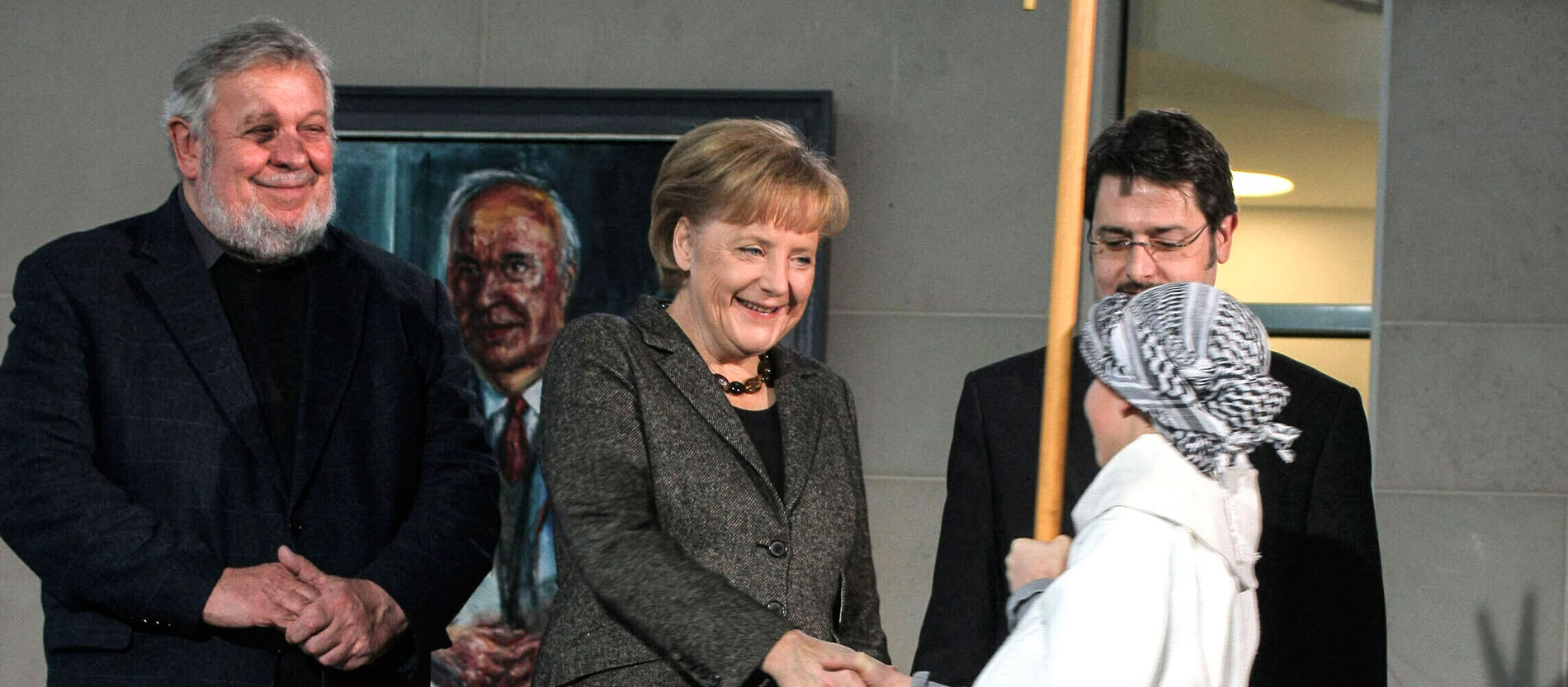 Sternsinger-Präsident Winfried Pilz, Bundeskanzlerin Angela Merkel und BDKJ-Präses Simon Rapp beim Sternsingerempfang im Bundeskanzleramt 2010