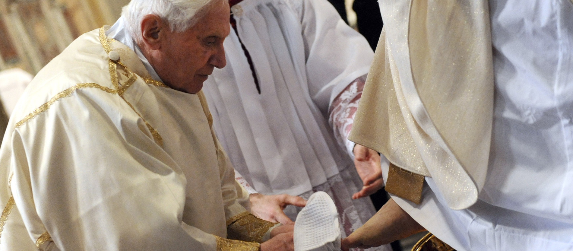 Papst Benedikt XVI. wäscht einem Priester die Füße.