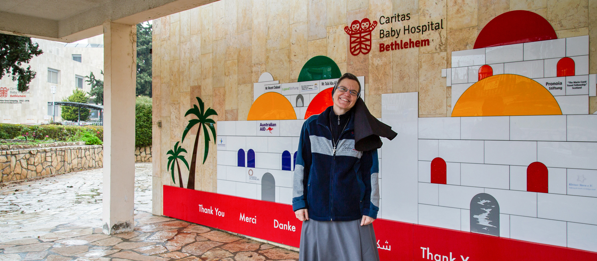 Lucia Corradin vor dem Baby Hospital in Betlehem