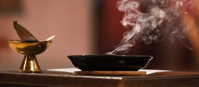Weihrauch steigt aus einer Schale auf